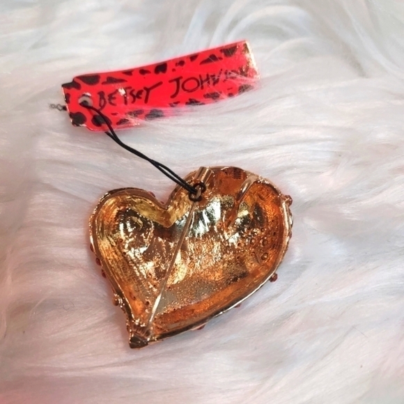 BETSEY Johnson Heart Love Red Flower Enamel Brooch Pin NEW - Picture 3 of 7